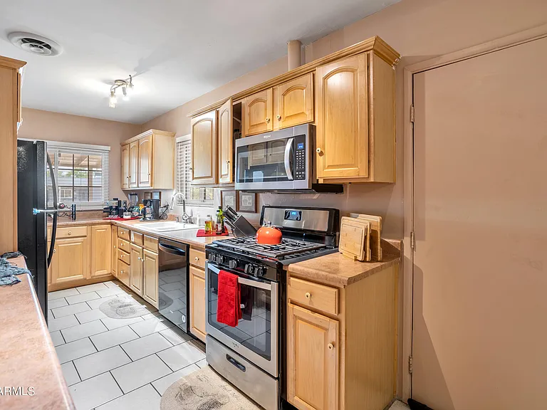 842 W Fairmount Ave — Photo 19