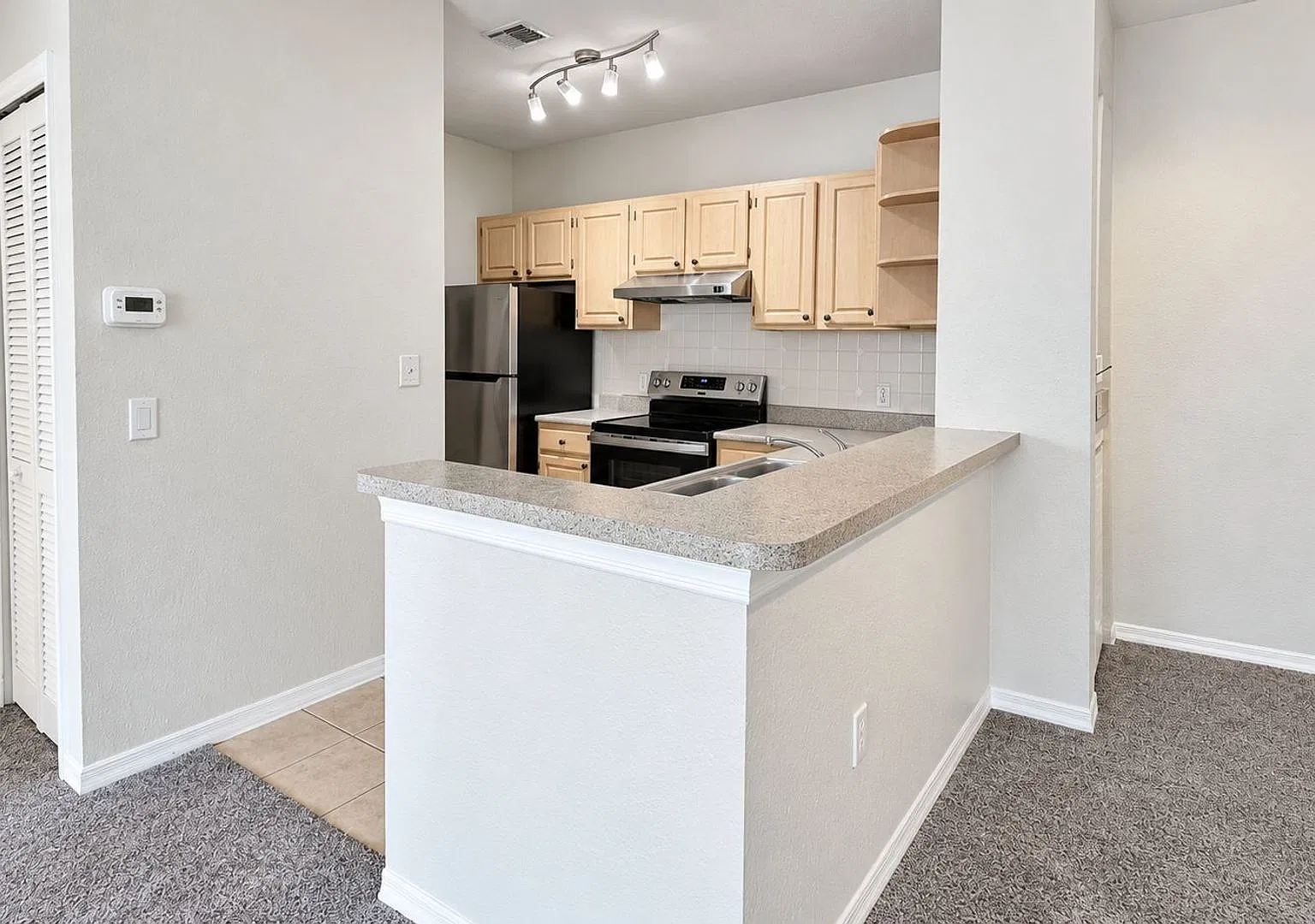 Spacious 2 Bedroom Condo in Visconti Maitland — Photo 4