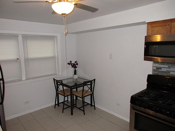KITCHEN W/ EATING AREA