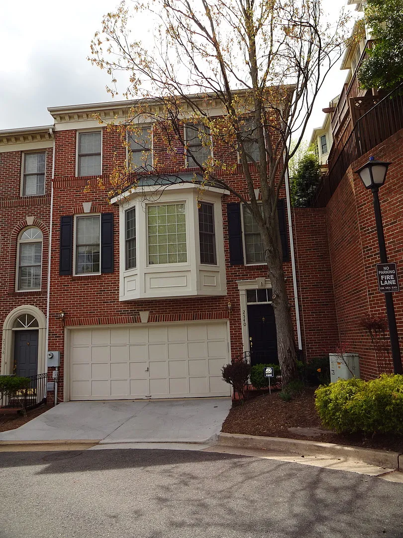 Fabulous Layout with this Beautiful Alexandria Townhome! — Photo 1