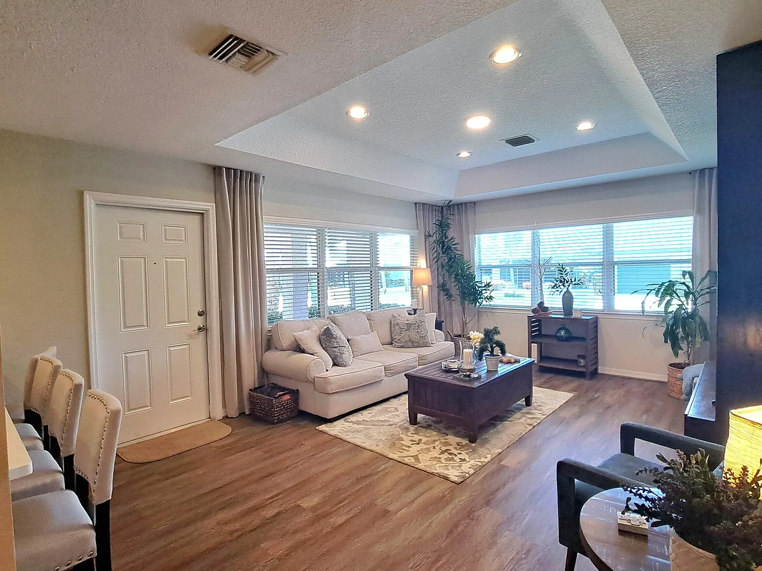2 bed, 2.0 bath, 1286 sqft, $2,000 — Photo 2