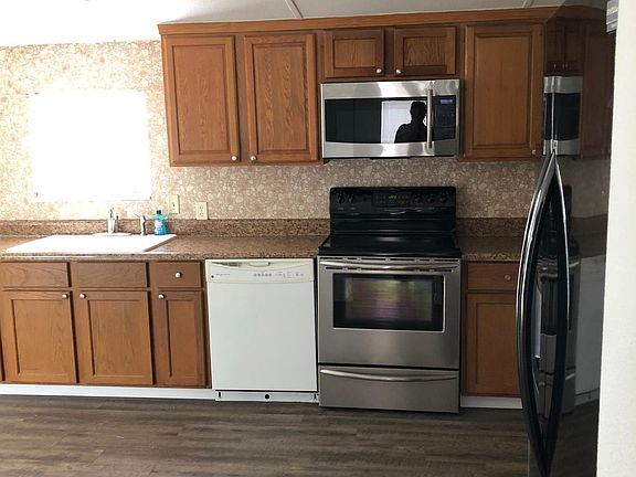 3rd image of 4613 Dunkeld Ave