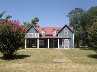 300 S Summit St, Weimar, TX 78962