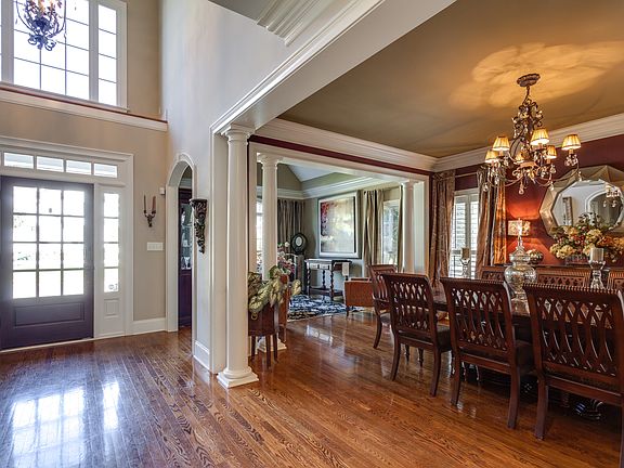 Gorgeous Dining & Living!