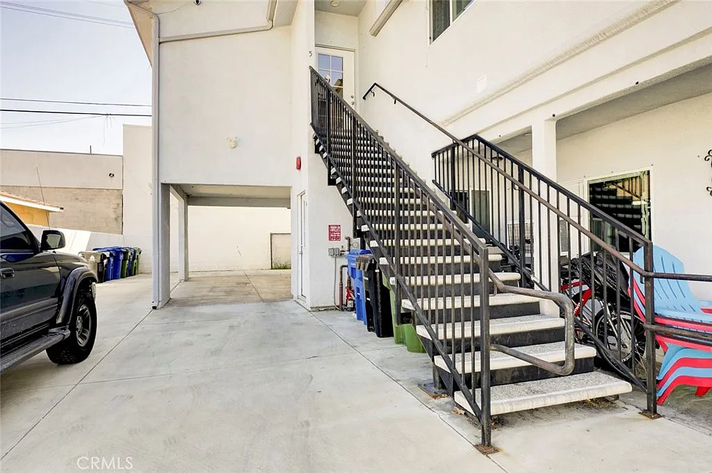 Building Photo - 14328 Gilmore St #5