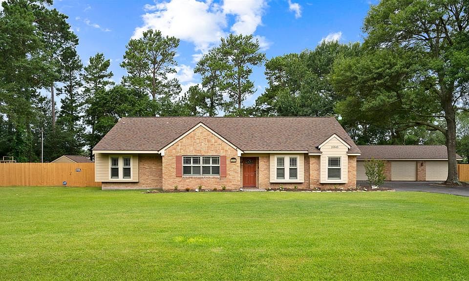 Welcome Home to your 1.06 acre lot in the city!
