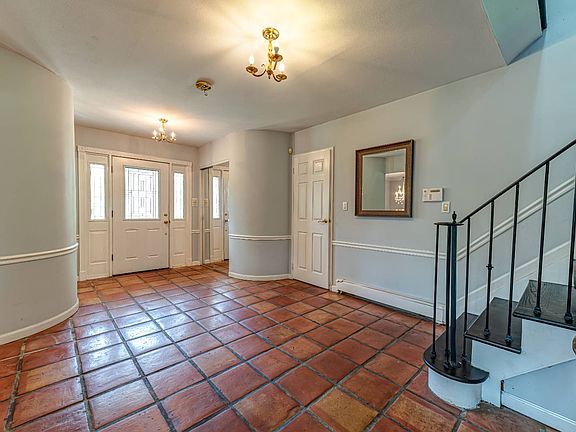 3rd image of 19 White Cliff Ln