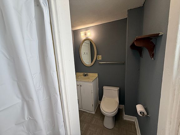 5th image of 1037 Woodlawn Ave APT 2