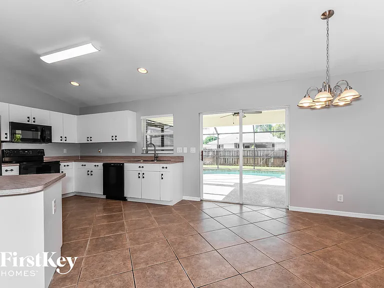 3736 SW Santa Barbara Pl — Photo 4