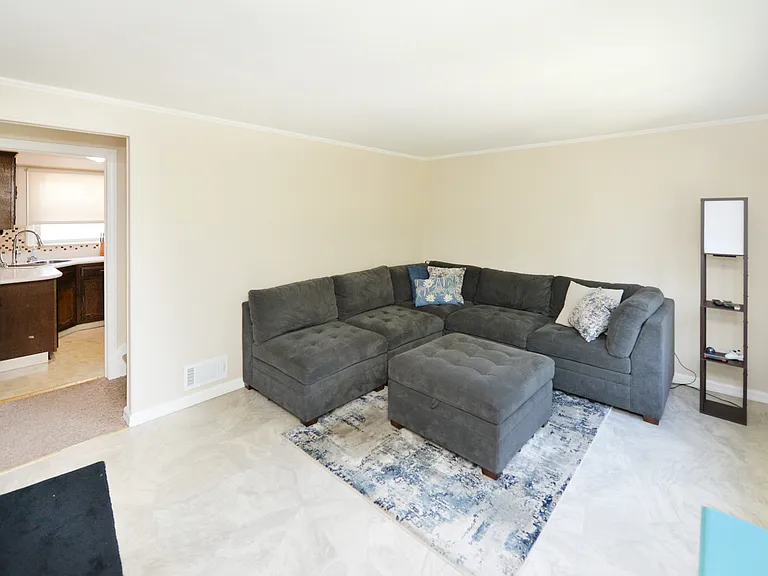 10-02 Mason Pl — Photo 2