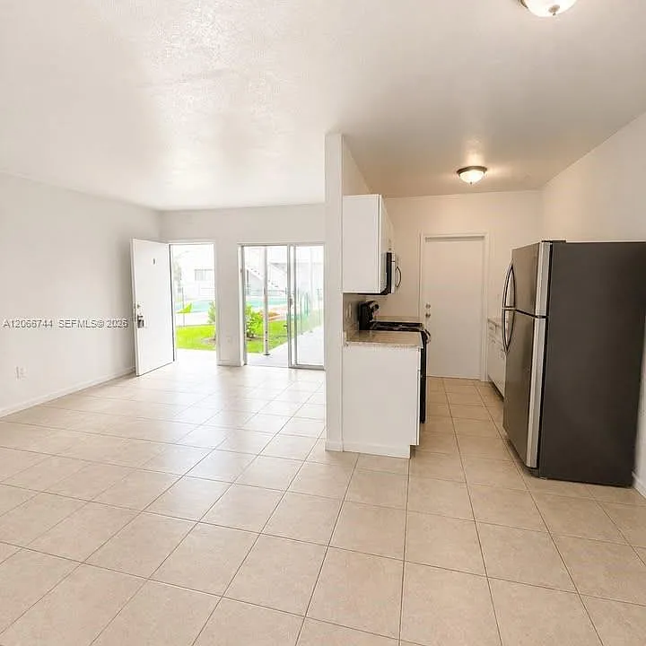 1951 NE 167th St #5