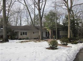 2 Chestnut Ln, Metuchen, NJ