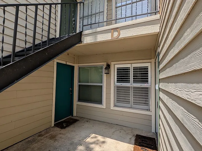 551 Terminal Loop Rd #D5 — Photo 1