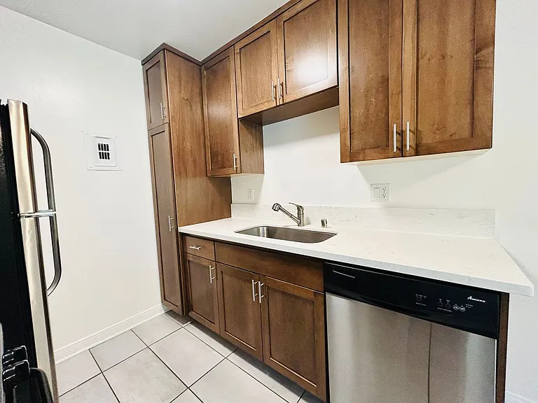 1528 Stoner Ave — Photo 10
