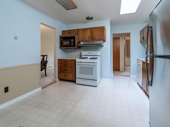 4th image of 2311 Meadow Dr