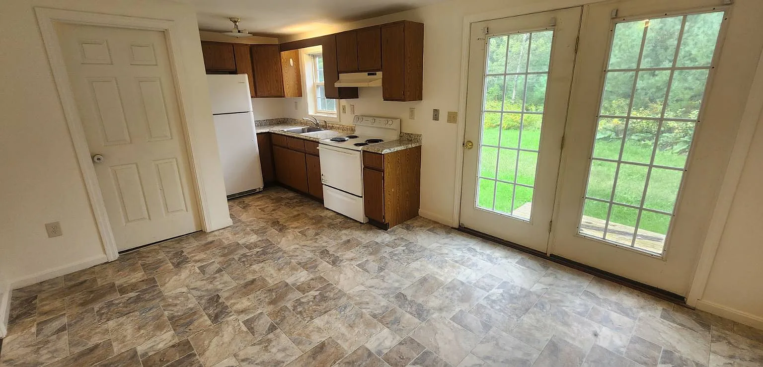 3 bed, 1.5 bath, 960 sqft, $1,695 — Photo 3