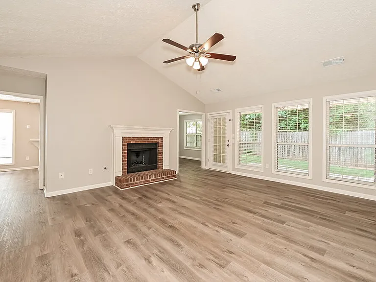 85 Paris Dr — Photo 3