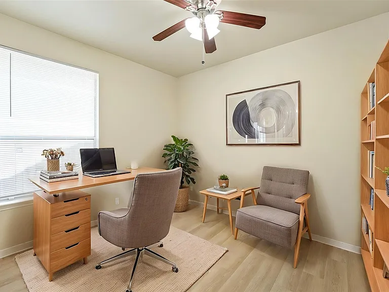 502 Gregory Ct — Photo 4