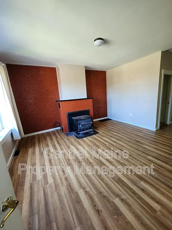3 bed, 1.5 bath, 1500 sqft, $1,100 — Photo 2
