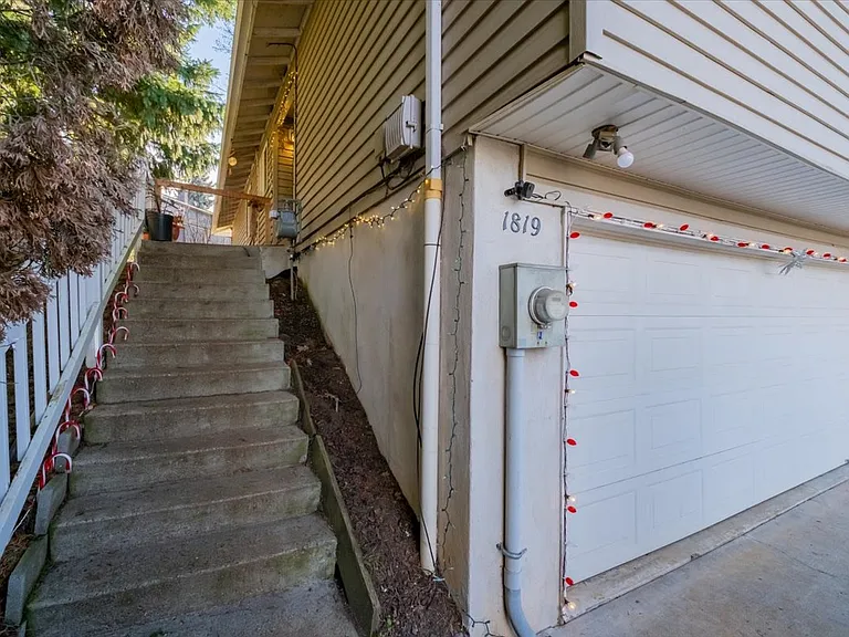 1819 Skyline Ct S — Photo 4