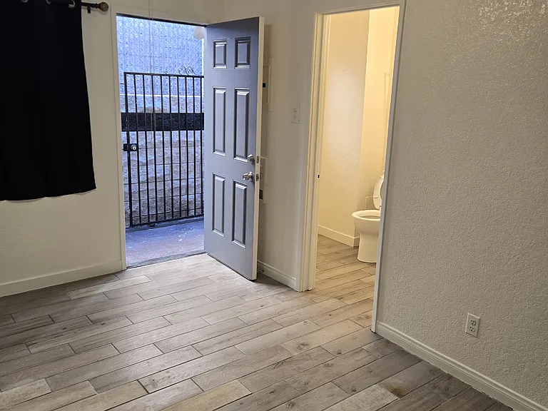 139 W Manchester Blvd #6 — Photo 7