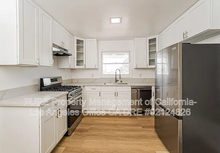 215 N Western Ave — Photo 1