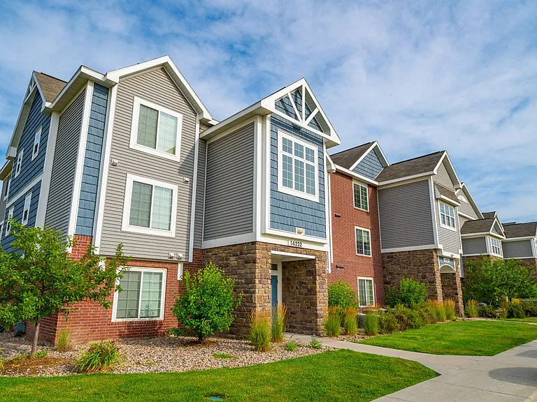 Colonial Pointe at Fairview Apartments — Photo 36