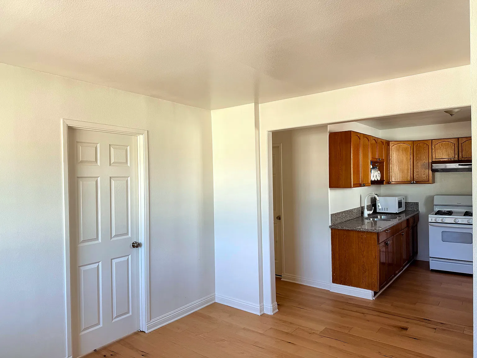 2 bed, 900 sqft, $2,250 — Photo 2