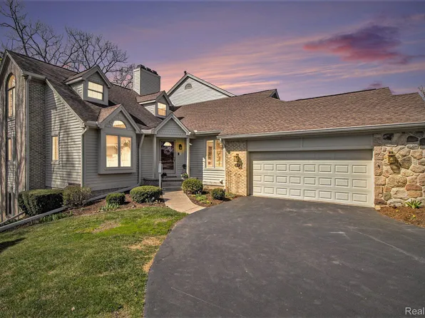 4592 Glen Eagles Dr, Brighton, MI 48116