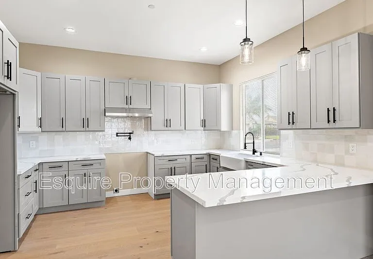 545 Carty Dr — Photo 10