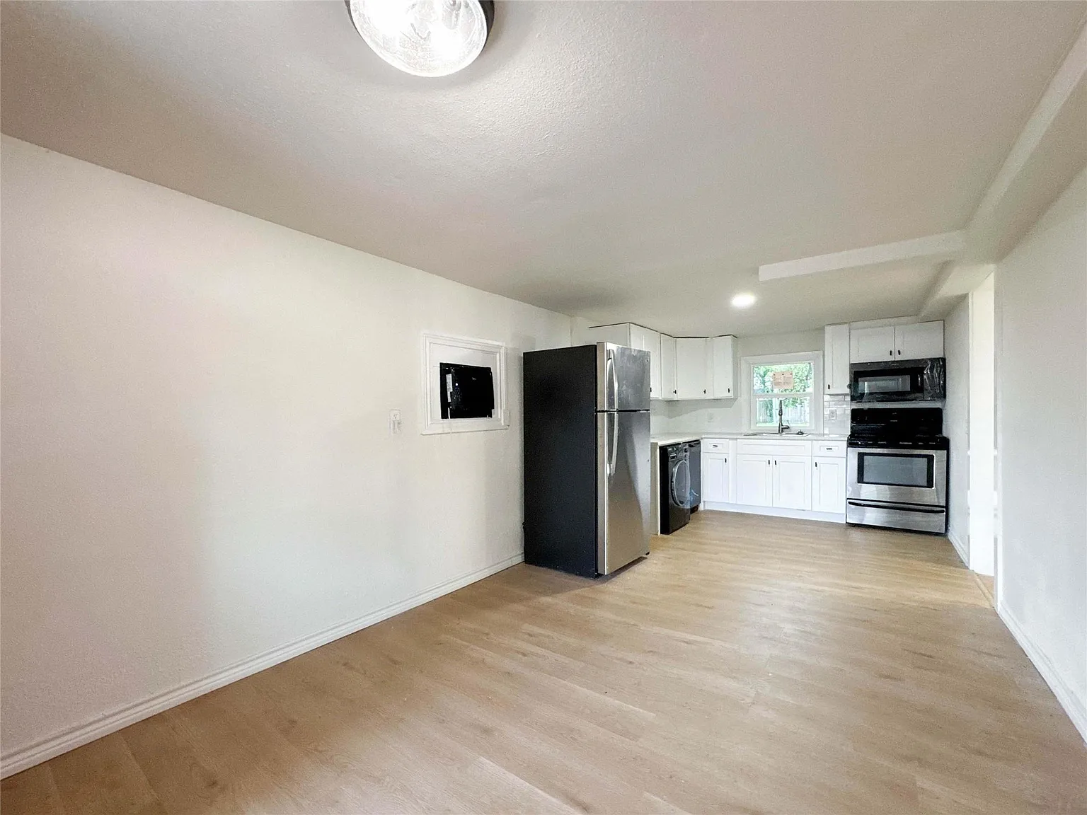 2 bed, 1.0 bath, $1,450 — Photo 4