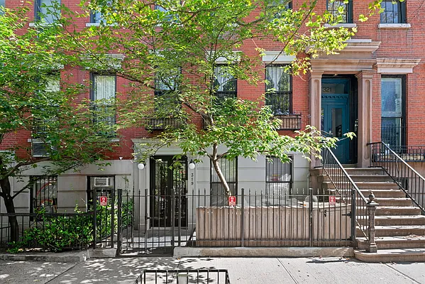 Sold by Compass | media 25