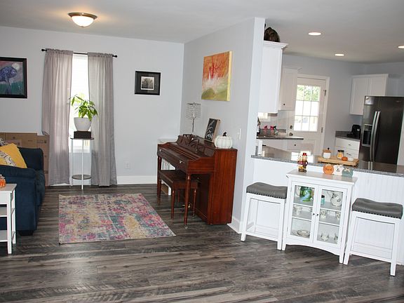 3rd image of 401 W College