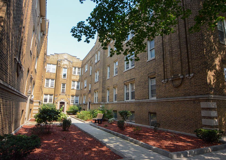 1st image of 2112 W Ainslie St APT 2N