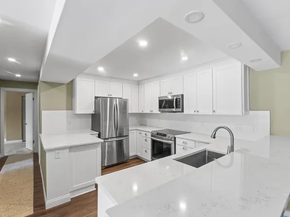 321 Park Hill DRIVE #A, Pewaukee, WI 53072