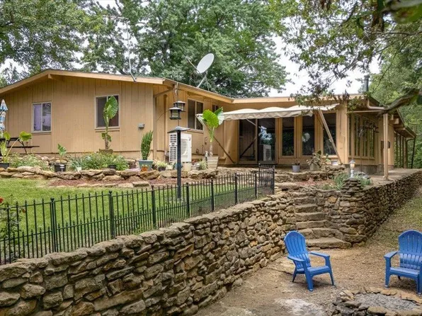 10808 Perry View Dr, Ozawkie, KS 66070