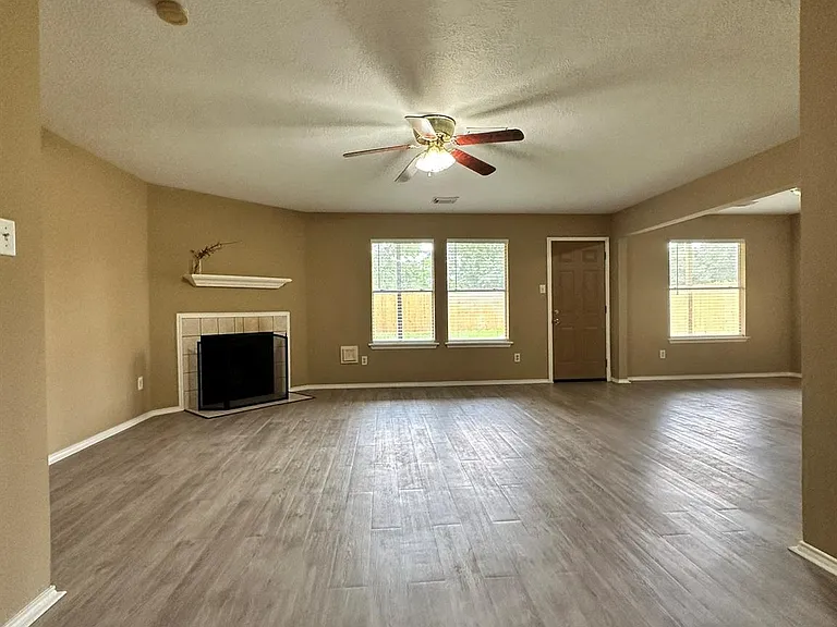 6910 Bayou Crest Dr — Photo 2