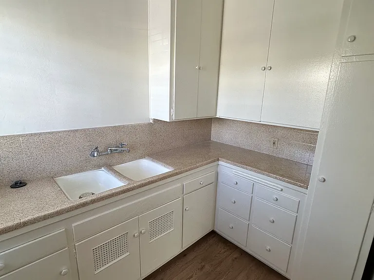 1623 Hillhurst Ave — Photo 8