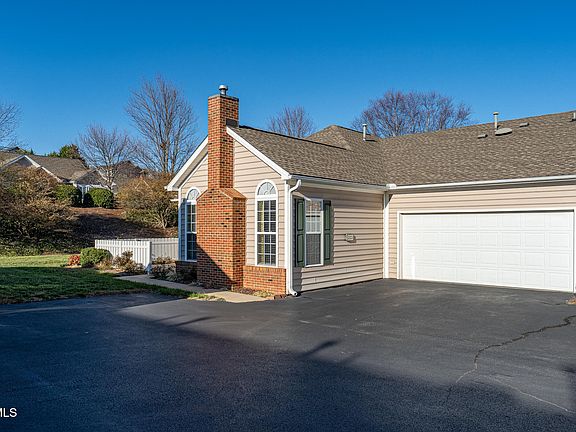 3rd image of 233 Avonlea Pl #7-B