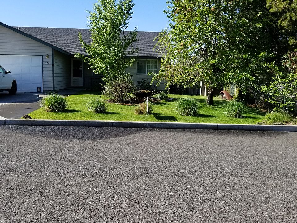1st image of 988 NE Snowberry St