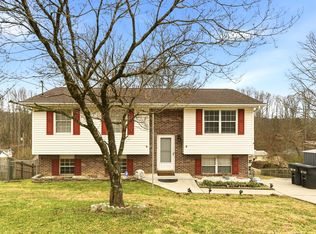 610 Red Bud Ln, Oliver Springs, TN 37840