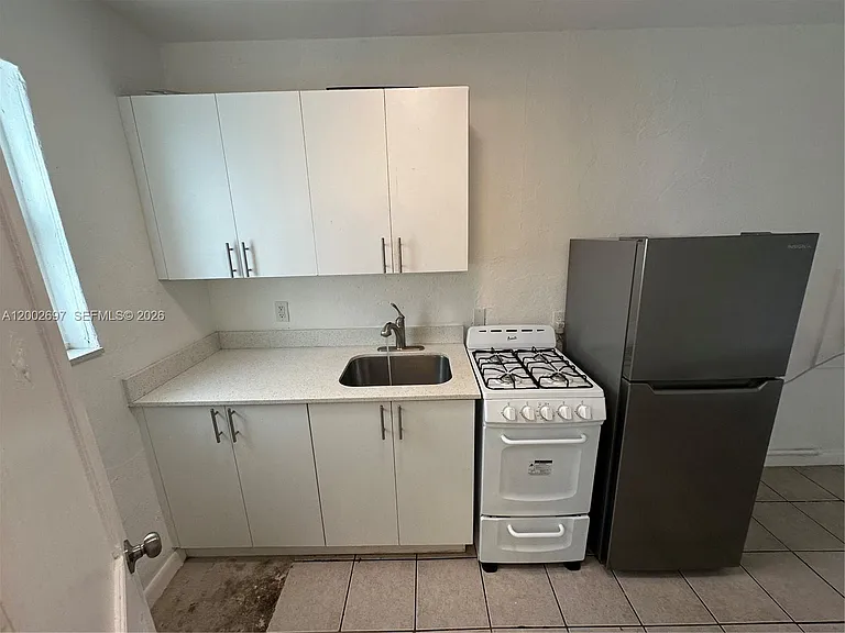 480 SW 10th St #6 — Photo 3