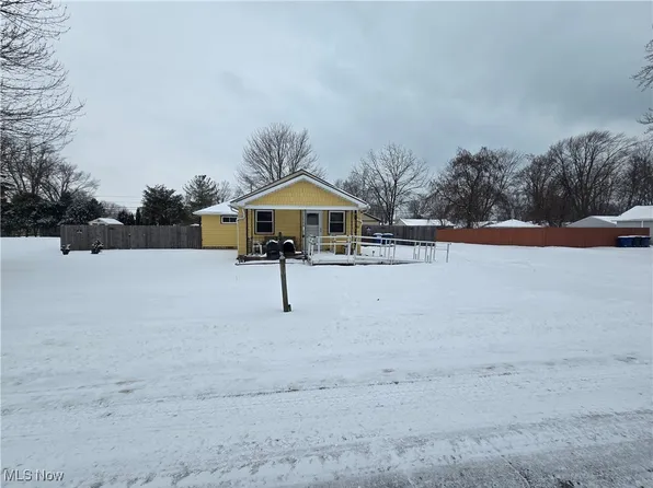 748 Howell St, Sheffield Lake, OH 44054