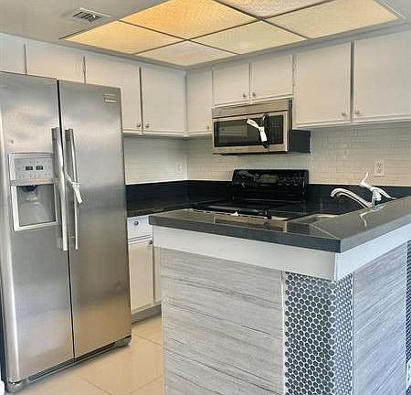 4th image of 708 Executive Center Dr APT 18