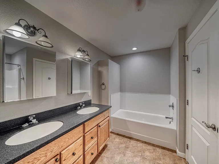 105 M And M Ln #2B — Photo 6