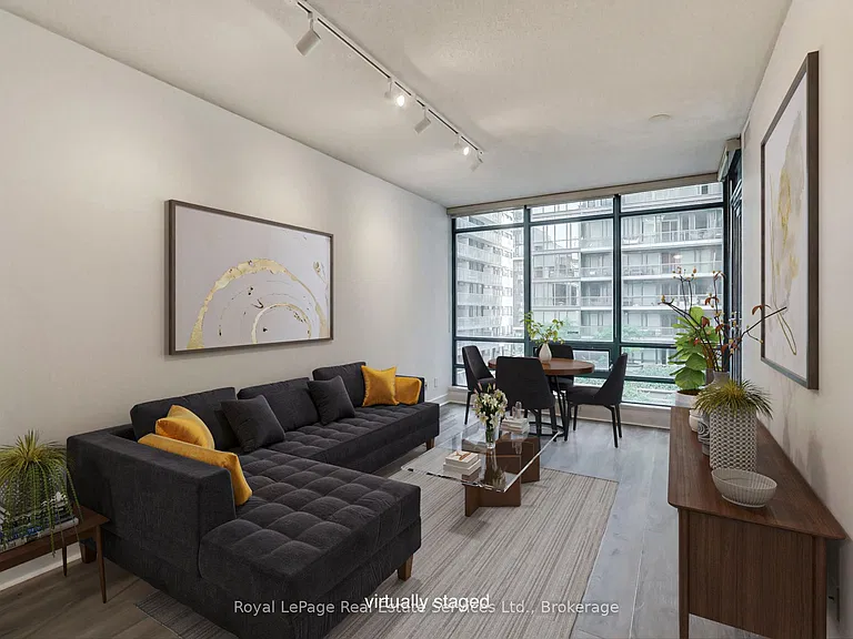 438 King St W #402 — Photo 3