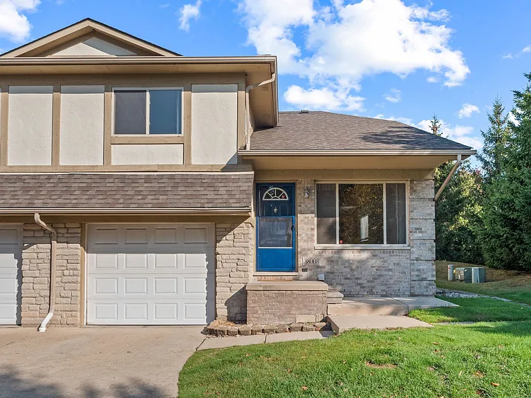 2 Bed / 2 Bath Sterling Heights Townhome - Awesome Home, even Better Location — Photo 9
