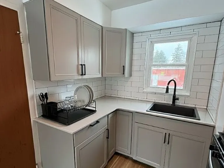 200-206 Parkview Blvd — Photo 3