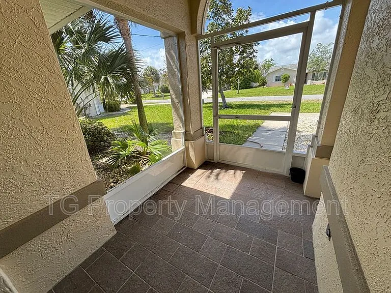 20 Clarendon Ct N — Photo 4