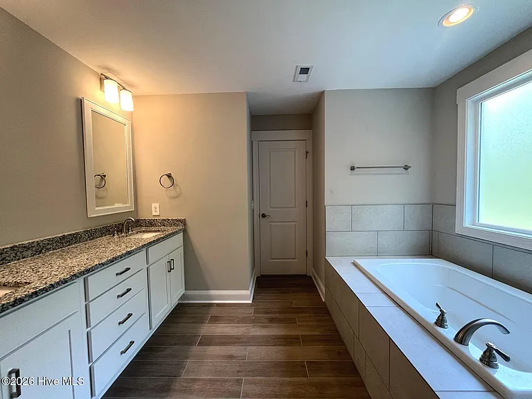 404 Endicott Ct — Photo 31